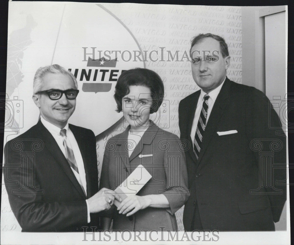 1968 Press Photo Joseph Azzarito, The Barcolene Company With United Employees - Historic Images
