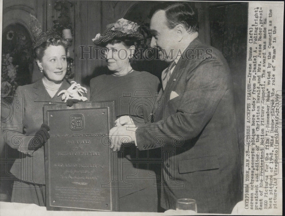 1949 Press Photo Actress Irene Dunne accepts plaque from Dr. Daniel Poling - Historic Images