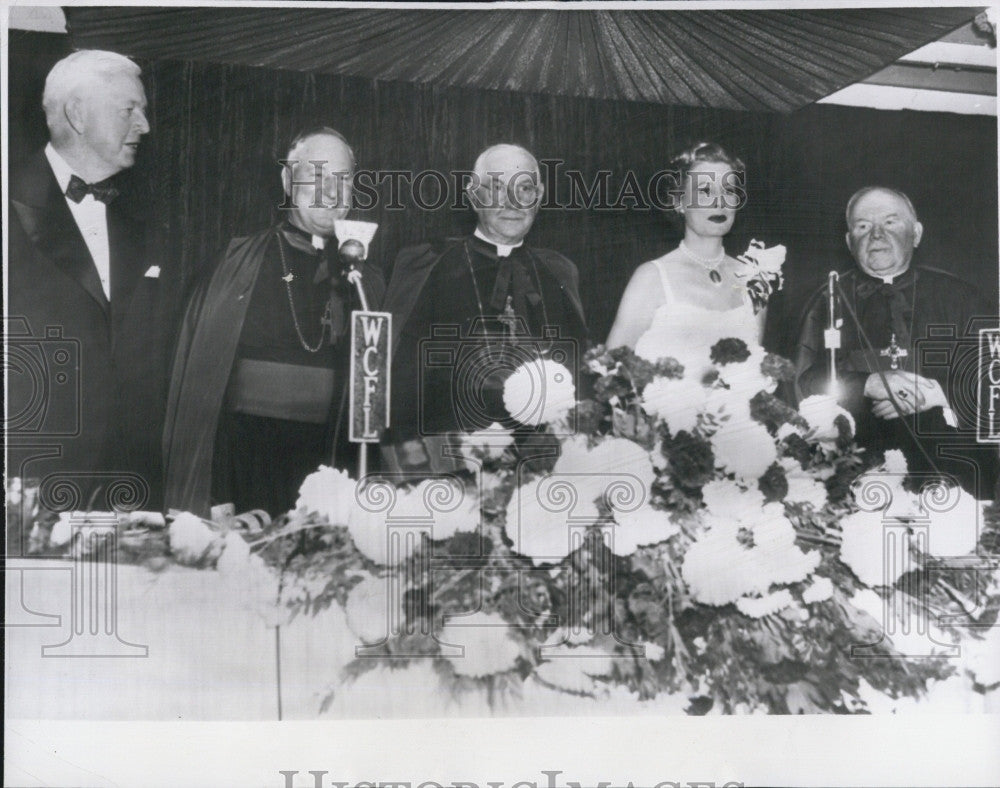 1951 Press Photo Actress Irene Dunne Cardinals Dinner Stritch School of Medicine - Historic Images