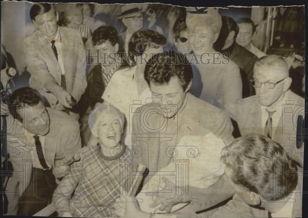 1967 Press Photo Singers Eddie Fisher And Connie Stevens And Newborn Baby, Joley - Historic Images