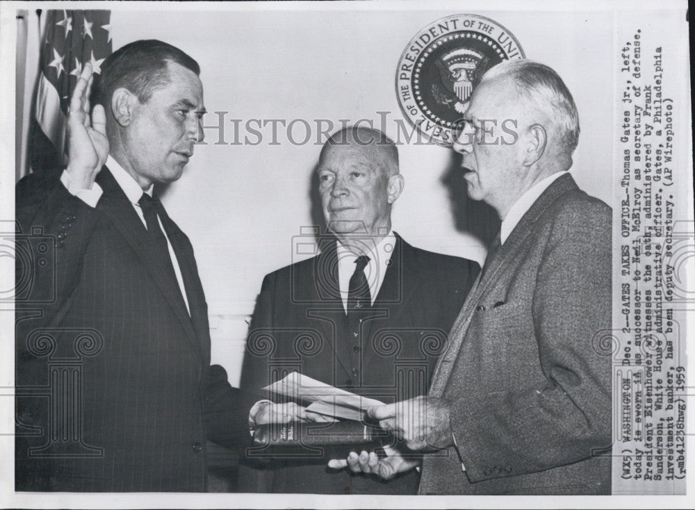 1959 Press Photo Pres Eisenhower witnesses oath Thomas Gates Jr Sec Defense - Historic Images