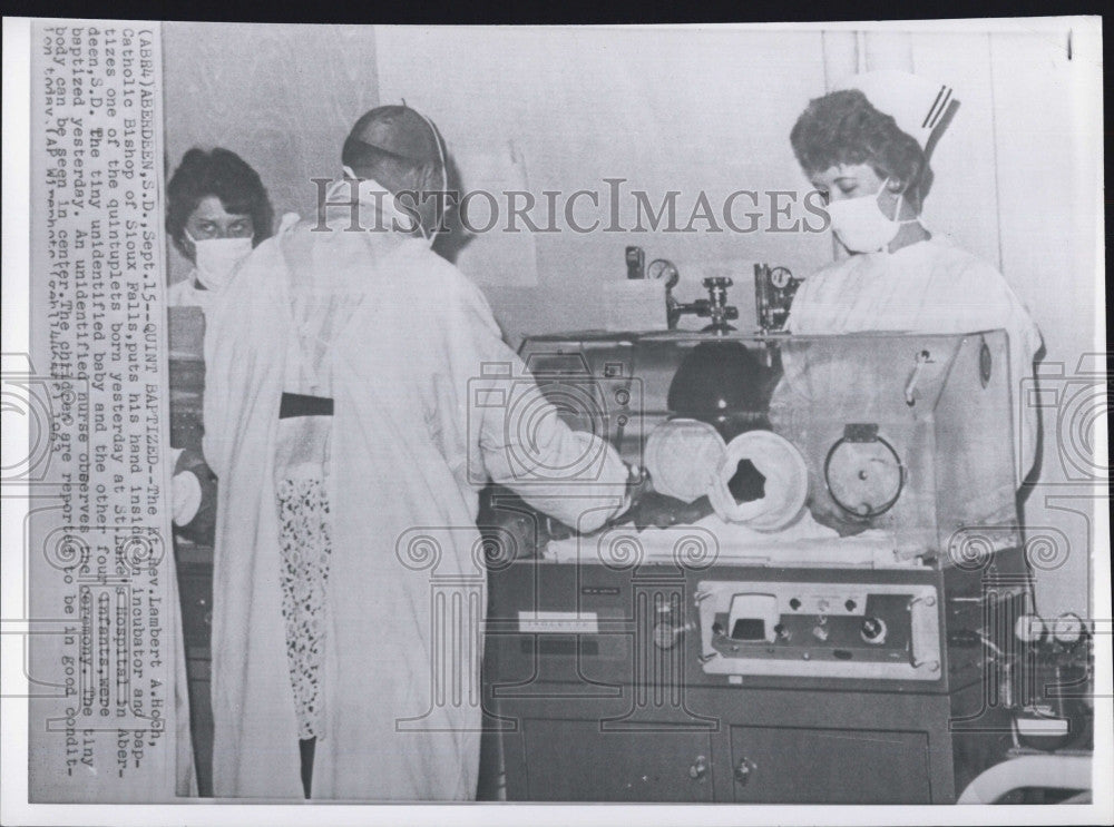 1963 Press Photo Rt. Rev. Lambert Hoch baptizes quintuplets at St. Luke&#39;s - Historic Images