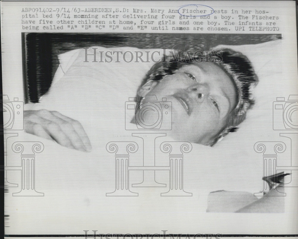 1963 Press Photo Mrs. Mary Ann Fischer after delivering quintuplets - Historic Images