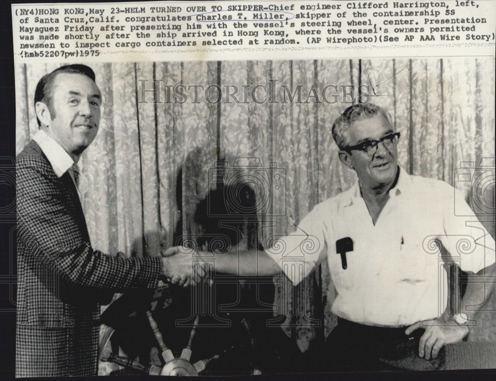 1975 Press Photo Chief Engineer Clifford Harrington And Skipper Charles Miller - Historic Images