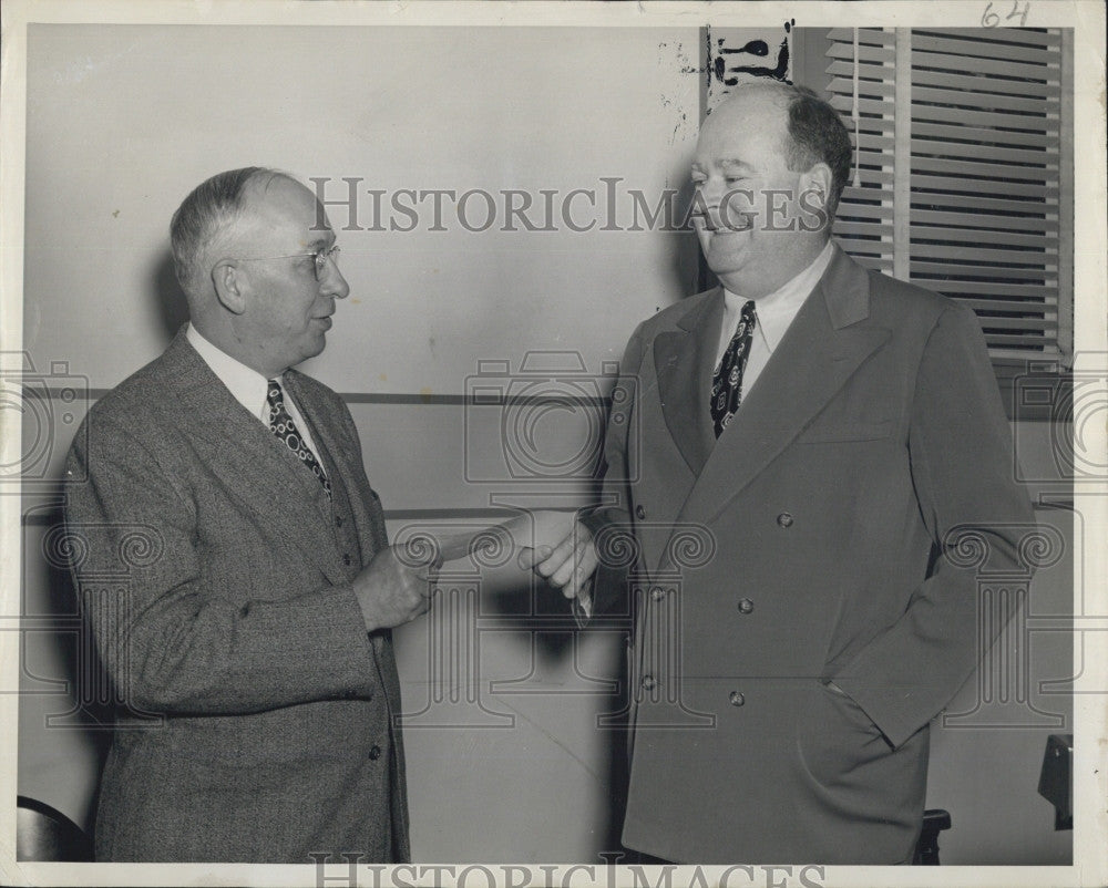 1950 Press Photo Ernest P Staples &amp; Paul S Bauer of Lynn Hosp. - Historic Images