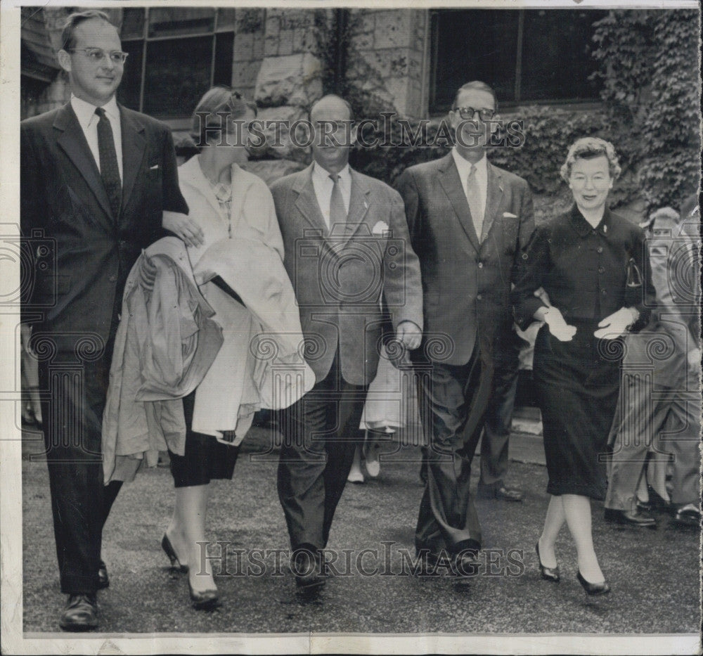 1956 Press Photo Presidential Candidate Adlai Stevenson Leaves Church Service - Historic Images