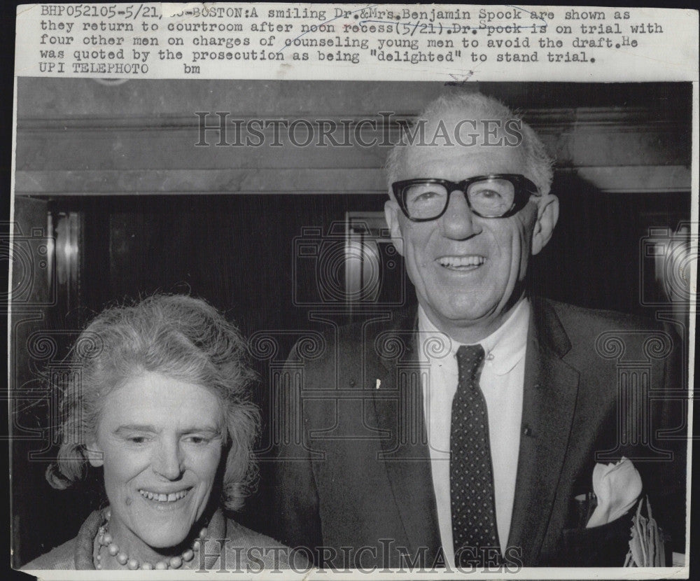 1968 Press Photo Dr. & Mrs. Benjamin Spock return to court for draft trial - Historic Images
