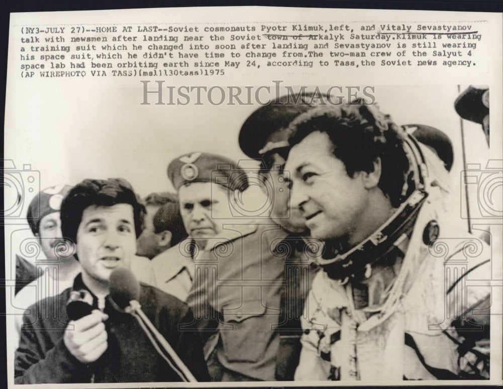 1975 Press Photo Soviet cosmonauts Pyotr Klimuk &amp; Vitaly Sevastyanov - Historic Images