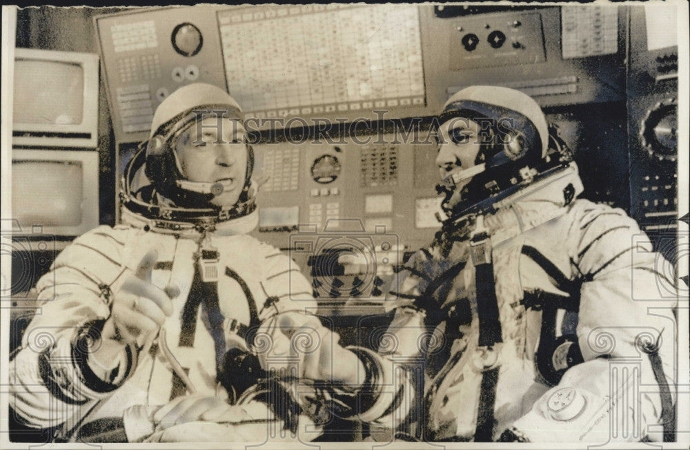 1975 Press Photo Soviet cosmonauts Pyotr Klimuk & Vitaly Sevastyanov - Historic Images