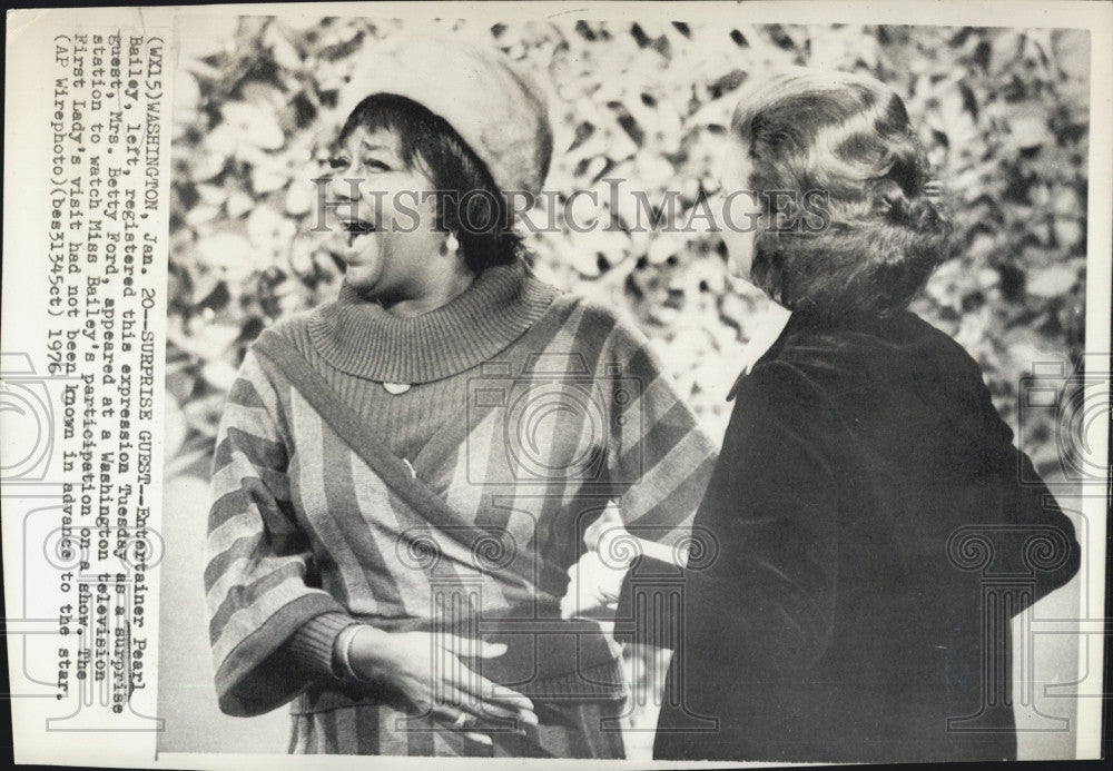 1976 Press Photo Singer Pearl Bailey &amp; Mrs Betty Ford - Historic Images