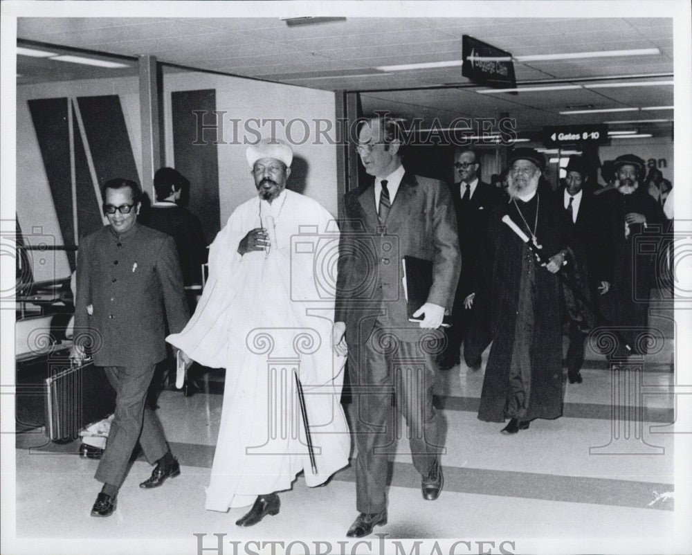 1973 Press Photo BU pres John Silber &amp; Holiness A Theopilius - Historic Images