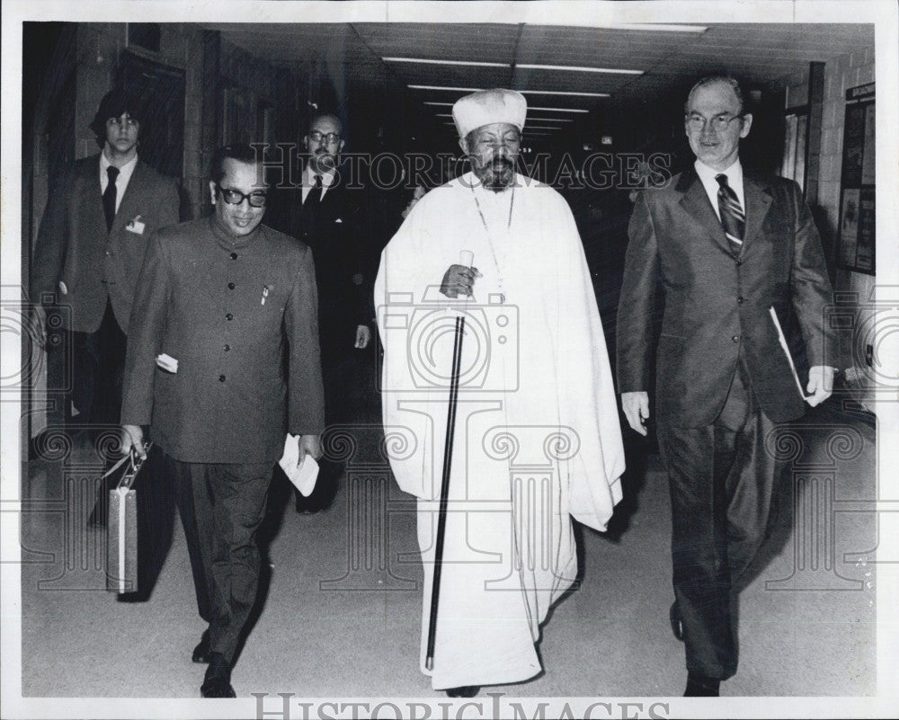 1973 Press Photo BU pres John Silber &amp; Holiness A Theopilius - Historic Images