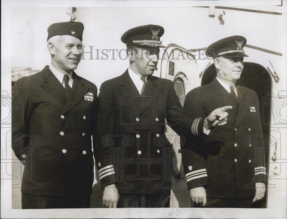 1946 Press Photo Capt CW Thomas,Com PJ Stanton,Lt Com Goodwin - Historic Images