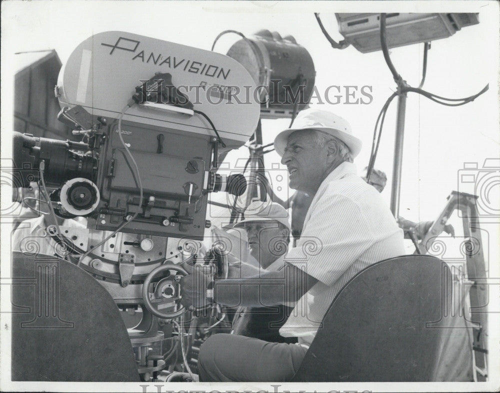 Press Photo Stanley Kramer &quot;Oklahoma Crude&quot; Producer Film Television - Historic Images