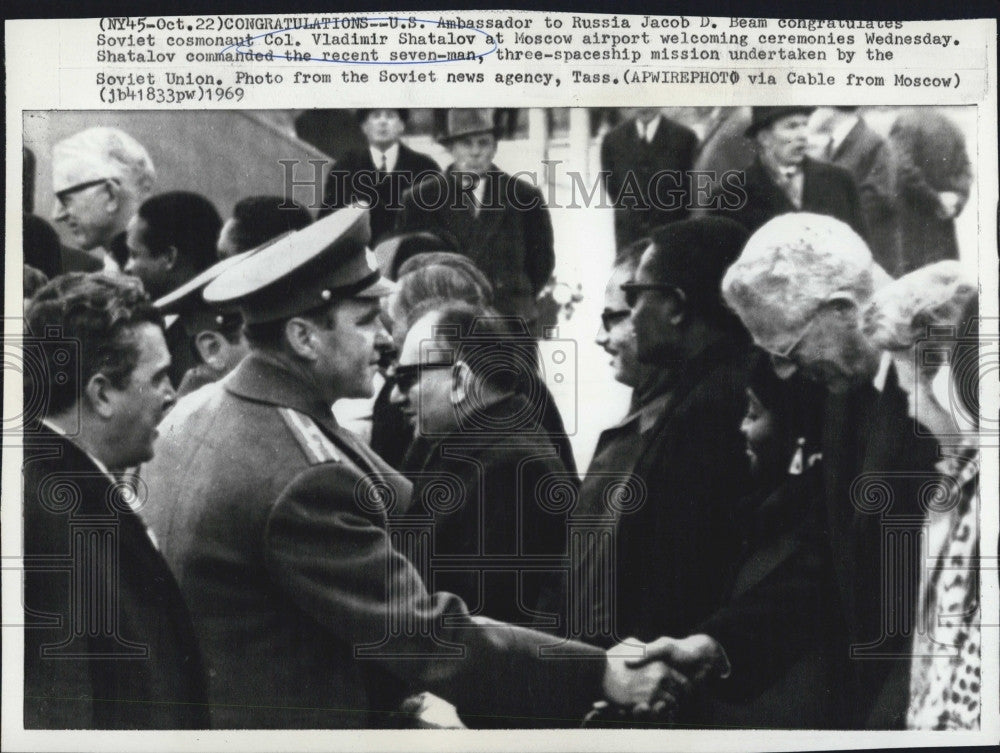 1969 Press Photo Soviet Cosmonaut Vladimir Shatalov Moscow Airport - Historic Images