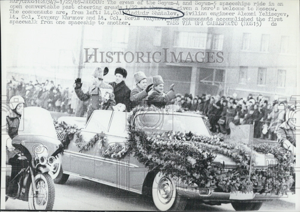 1969 Press Photo Crew of Soyuz 4 and Soyuz 5 in Car Past Crowds in Moscow - Historic Images