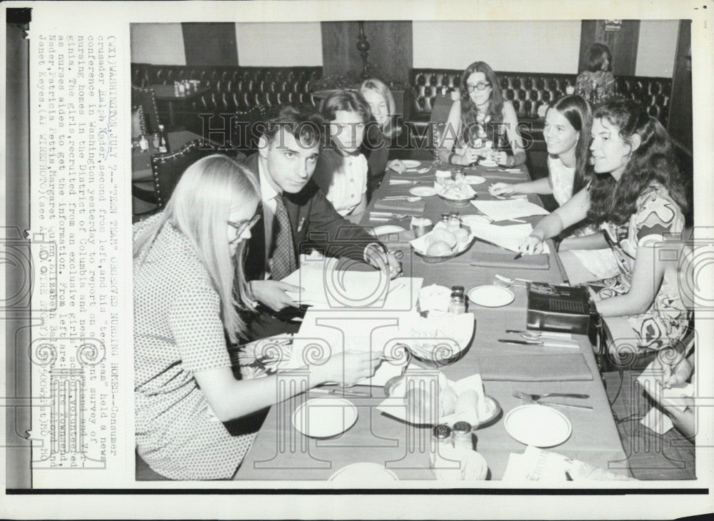 1976 Press Photo Consumer advocate Ralph Nader and his teen team - Historic Images