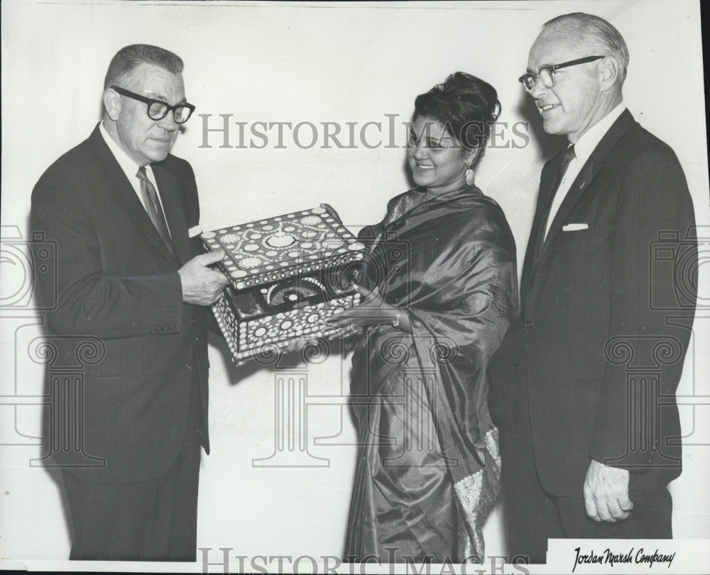 1963 Press Photo Begum Ahmed Khan,Pakistan &amp; WV Krysto &amp; RG haye - Historic Images