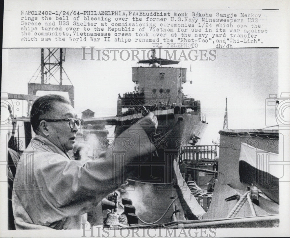 1964 Press Photo Buddhist Monk Baksha Sangje Menkov Bell Blessing USS Serene - Historic Images