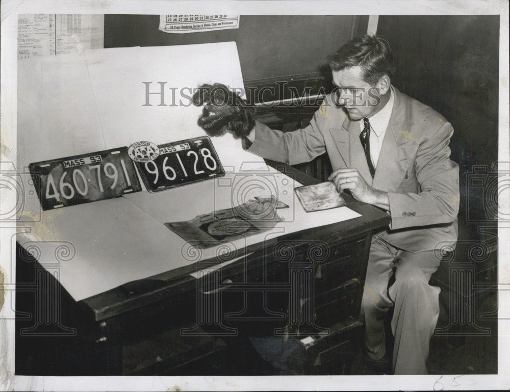 1954 Press Photo Fingerprint expert Michael W Manahan and evidence - Historic Images