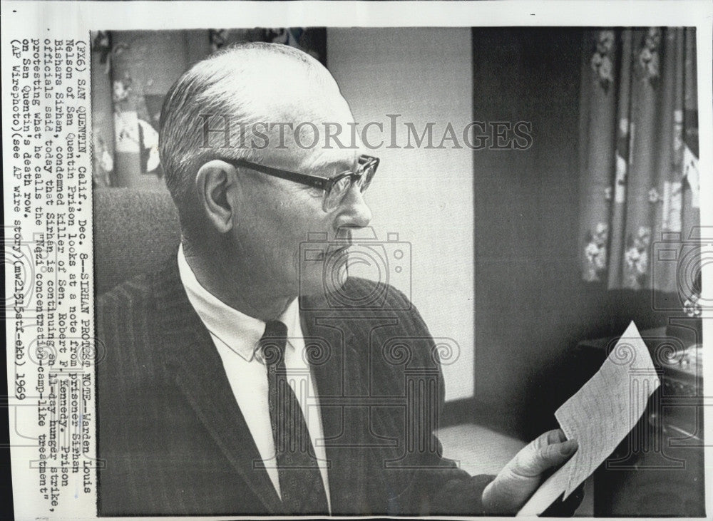 1969 Press Photo Warden Louis Nelson San Quentin Prison Bishara Sirhan - Historic Images