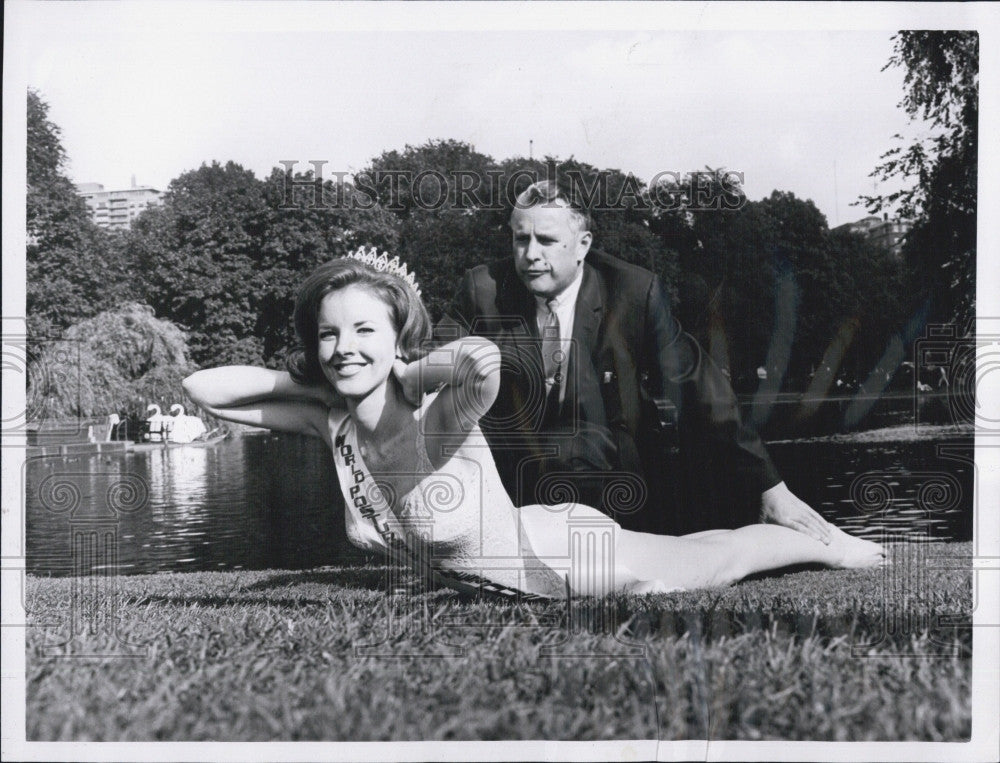 1967 Press Photo Miss  World Posture,Ruth Anne McCarta &amp; Dr O&#39;Dell - Historic Images