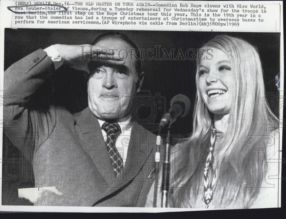 1969 Press Photo Comedian Bob Hope &amp; Miss World  Eva Reuber Staier - Historic Images