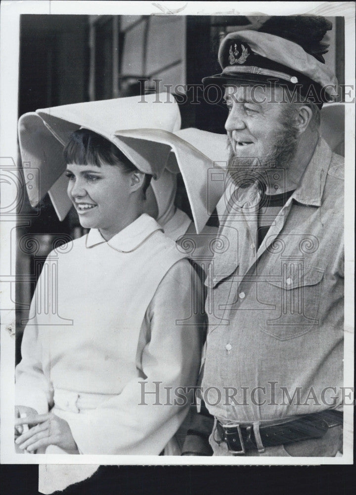 1968 Press Photo Sally Field &amp; J Pat O&#39;Malley &quot;The Flying Nun&quot; - Historic Images