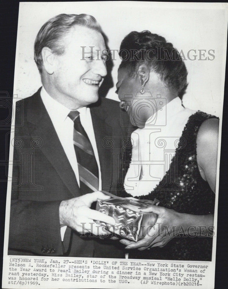 1969 Press Photo Gov. Nelson Rockefeller presents USO award to Pearl Bailey - Historic Images