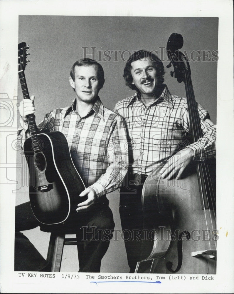 1975 Press Photo Tom &amp; Dick Smothers Of The Smothers Brothers - Historic Images