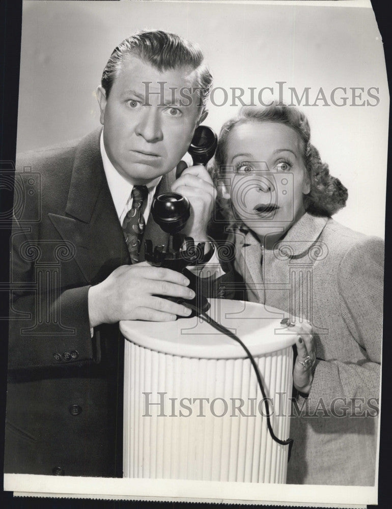 1946 Press Photo Stuart Erwin and Florence Lake &quot;Phone Again Finnegan&quot; - Historic Images