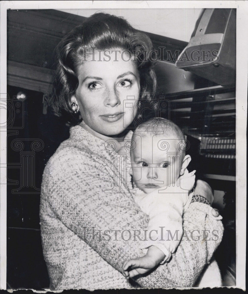 1960 Press Photo Model-Actress Suzy Parker holds 4 mo old daughter Georgia - Historic Images