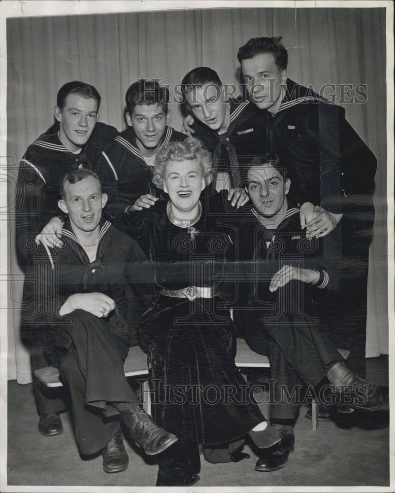 1944 Press Photo Singer Gracie Fields With Navy Glee Club Stanley Konkol Gerard - Historic Images