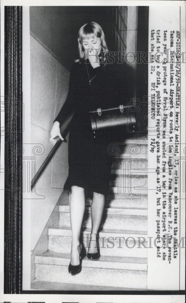 1959 Press Photo Beverly Aadland, 17, leaves the Seattle Tacoma Airport - Historic Images