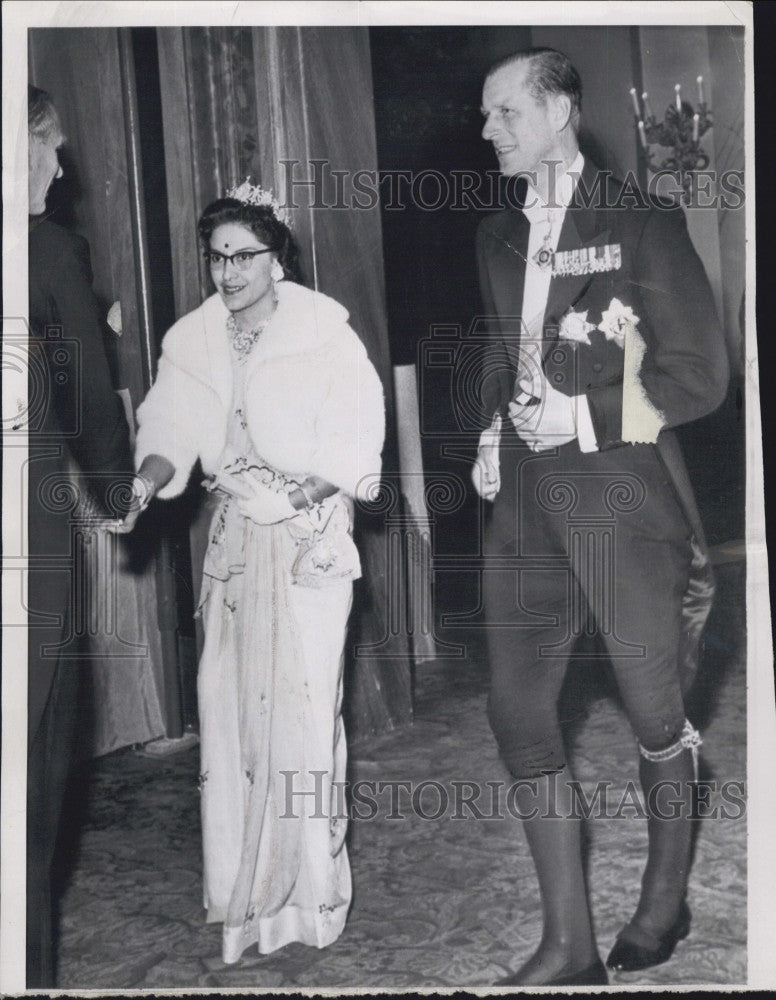 1960 Press Photo Queen Ratna Escorted By Duke Of Edinburgh - Historic Images