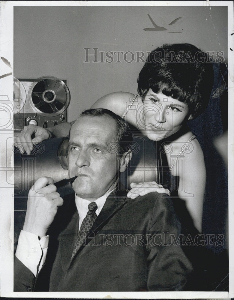 1967 Press Photo Bob Newhart and Ann Prentiss in &quot;Captain Nice&quot; - Historic Images