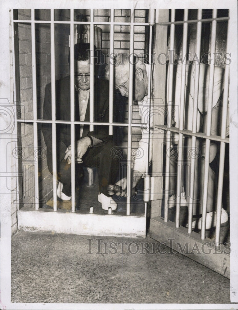 1954 Press Photo Sheriff Fred Sullivan&amp; Deputy W McMorrow - Historic Images