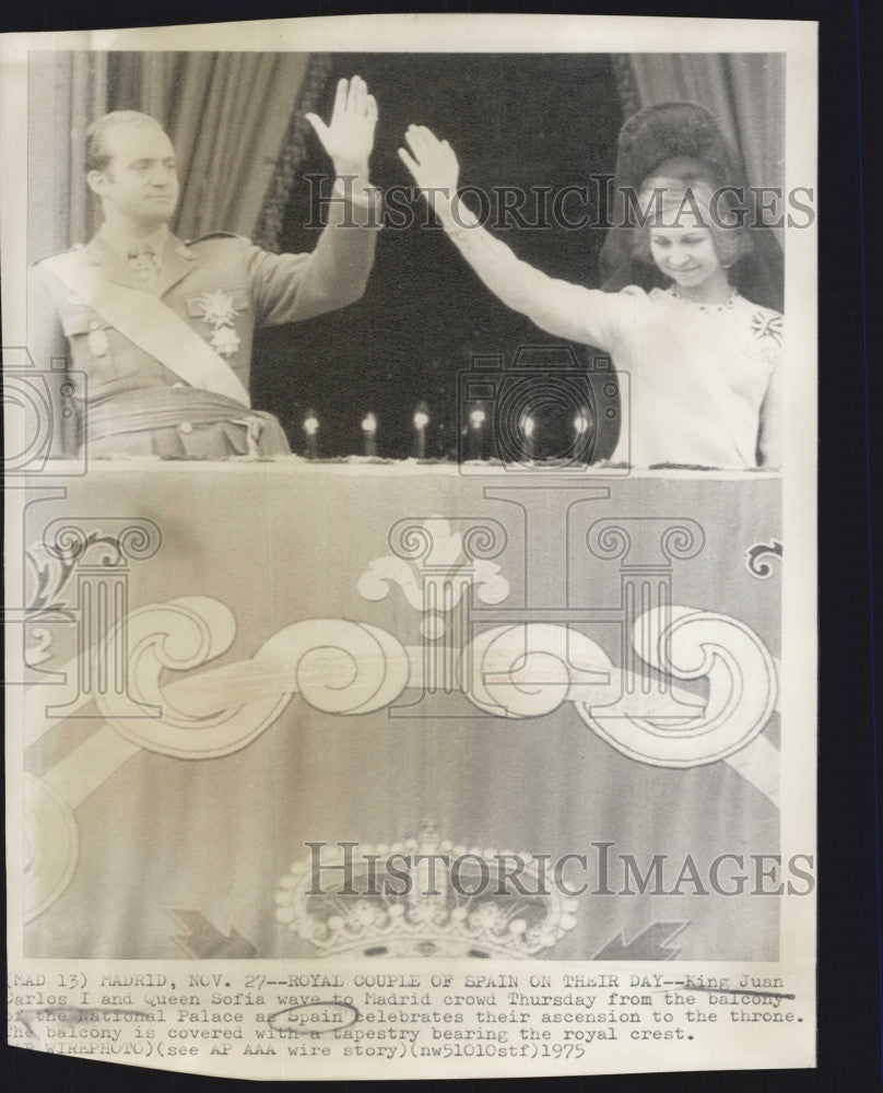 1975 Press Photo Spain&#39;s King Juan Carlos I &amp; Queen Sofia Wave To Crowd - Historic Images