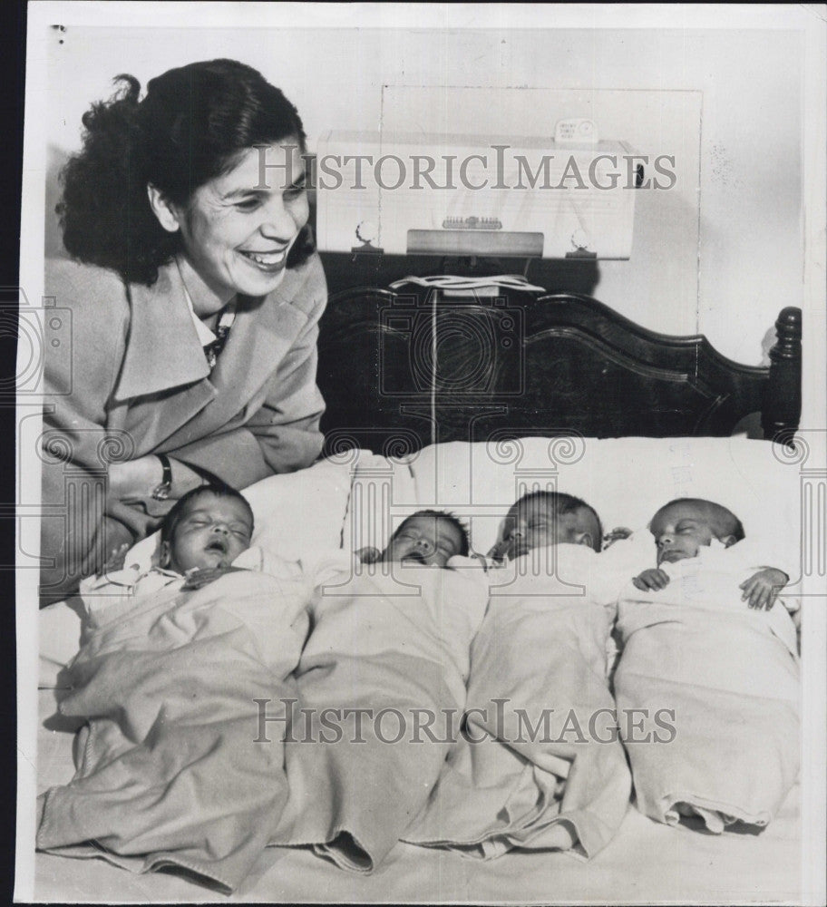 1954 Press Photo Mrs. Wasfi Jijab and her quadruplets - Historic Images