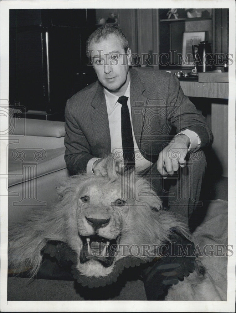 1957 Press Photo Pat Di Cicco With Stuffed Lion Rug Hunter - Historic Images