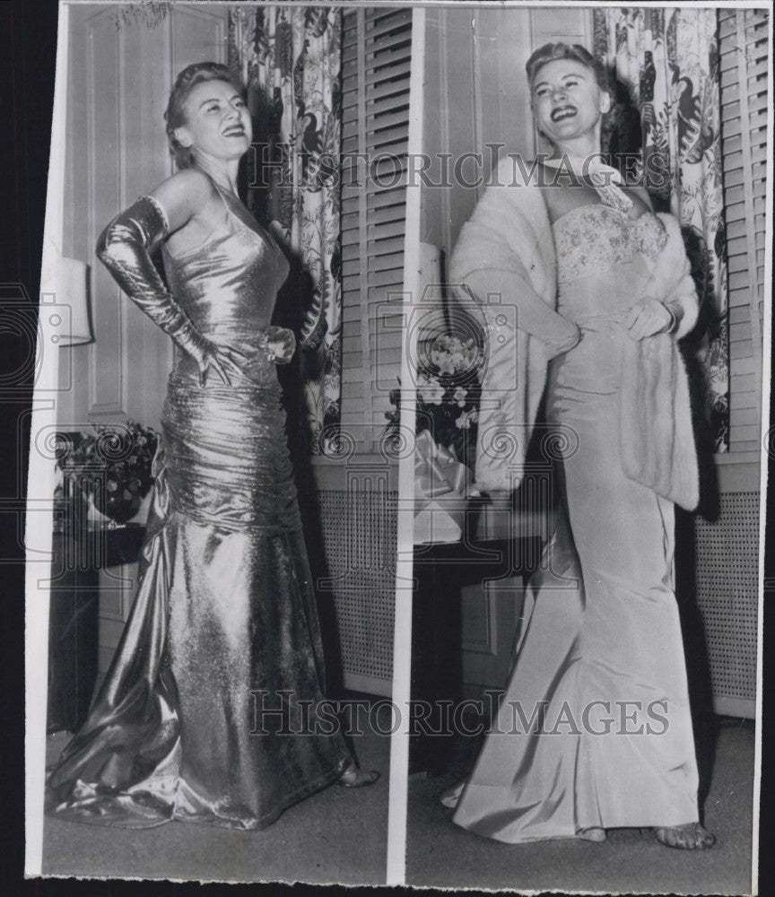 1956 Press Photo Hildegarde Singer Modeling Clothes Palmer&#39;s House Empire Room - Historic Images