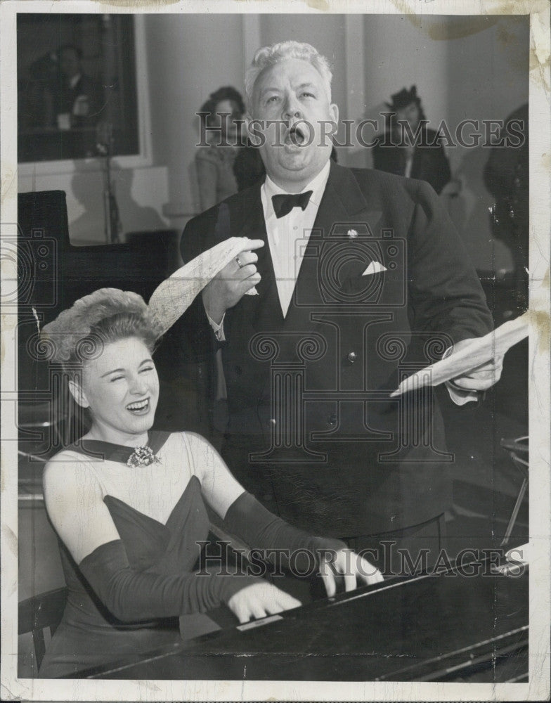 1957 Press Photo Hildegarde and Lauritz Melchior in &quot;The Campbell Room&quot; - Historic Images