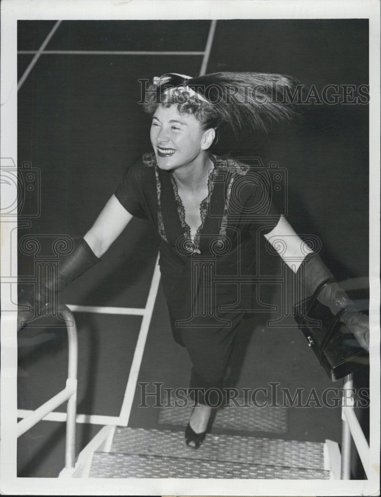 1952 Press Photo Hildegarde Singer Returning From Three Month European Tour - Historic Images