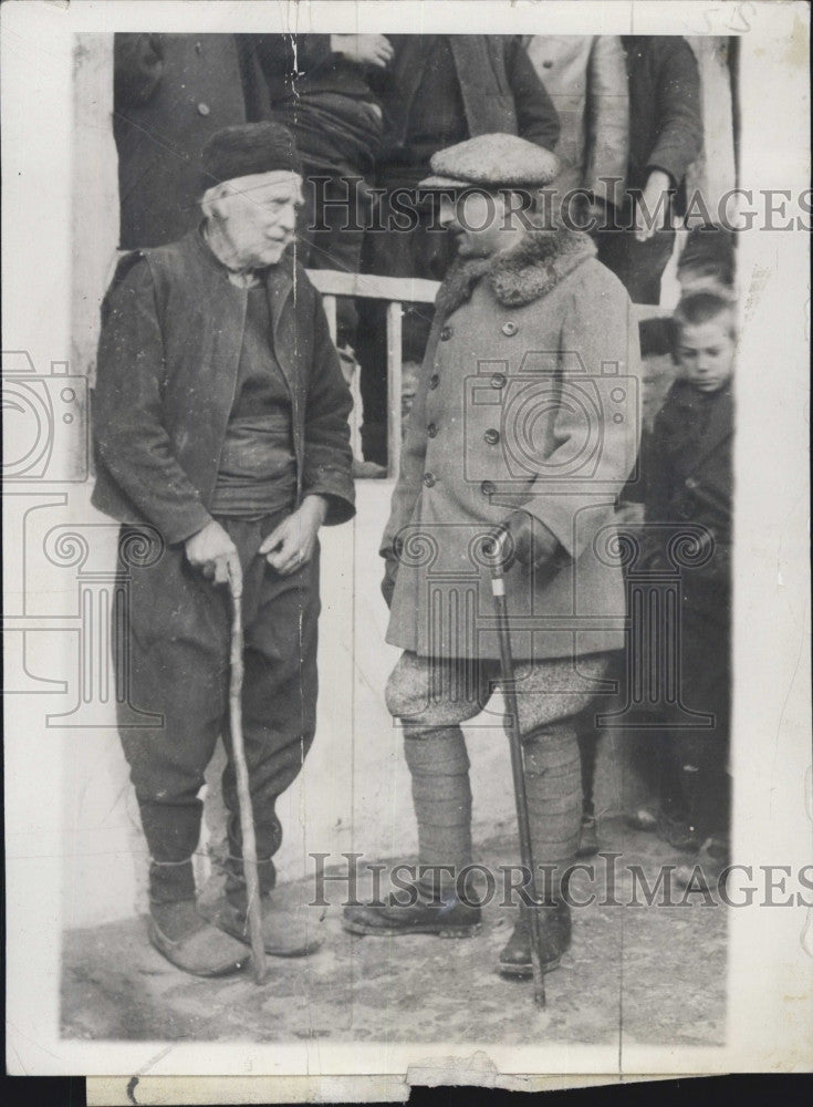1929 Press Photo King of Bulgaria Visiting Peasant Folks With 105 Year Old Man - Historic Images