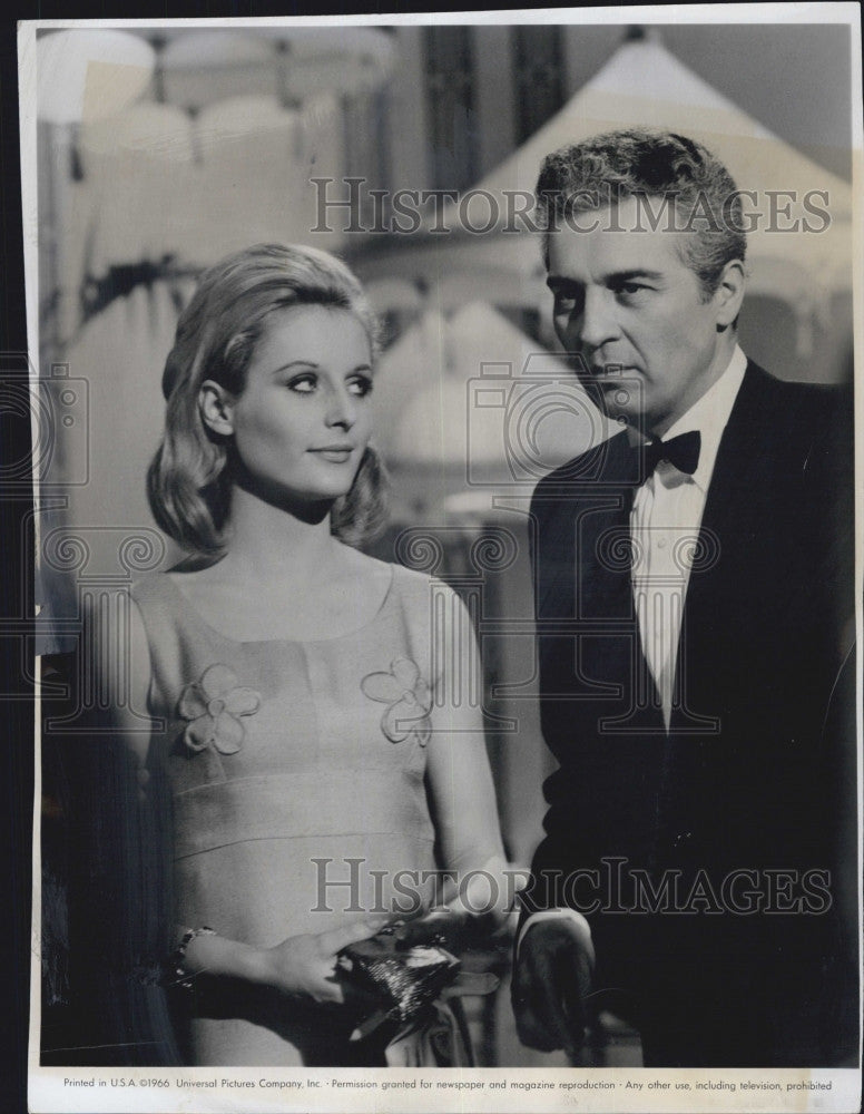 1967 Press Photo Tippi Hedren and Sydney Cargill in &quot;A Countess From Hong Kong&quot; - Historic Images