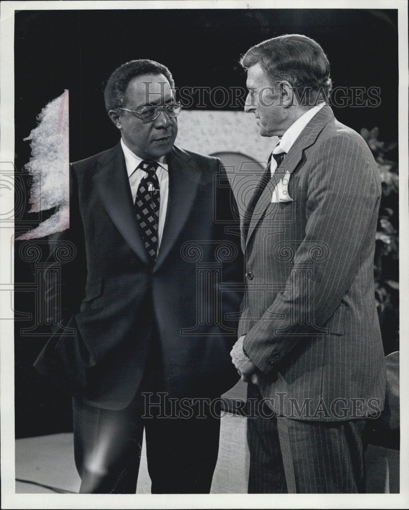 1977 Press Photo Alex Haley Author With Lou Gordon of &quot;The Lou Gorden Program&quot; - Historic Images