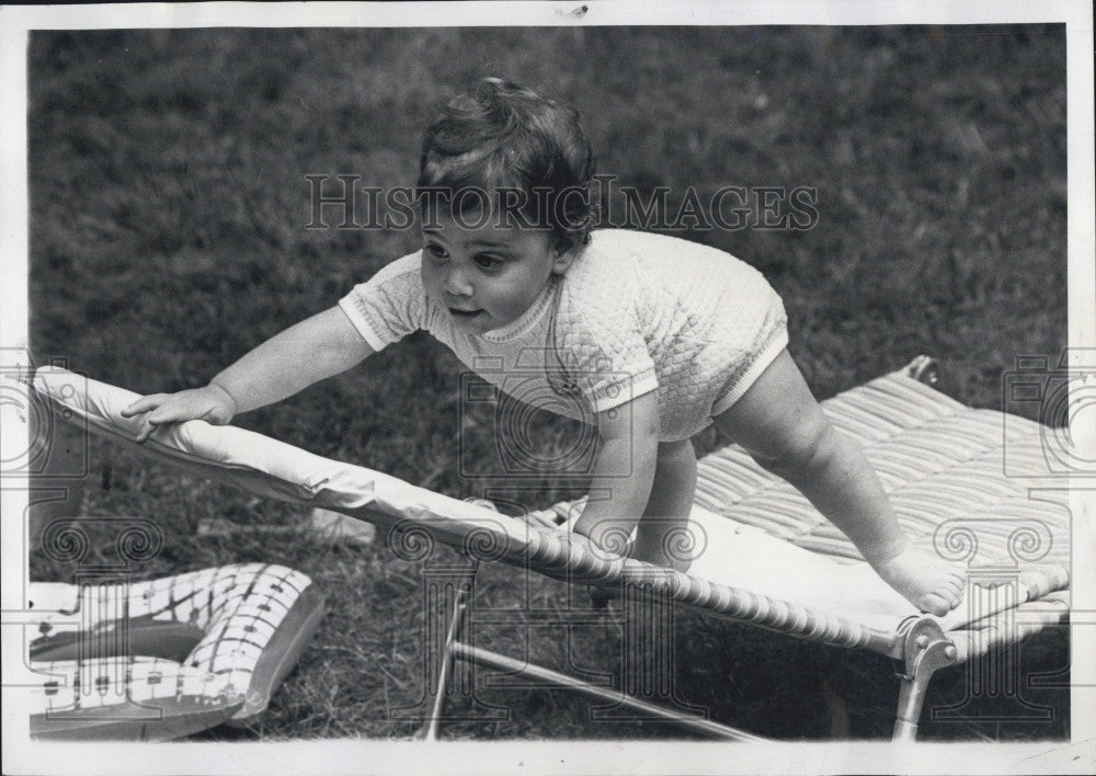 1977 Press Photo Baby Matthew on a lawn chair - Historic Images