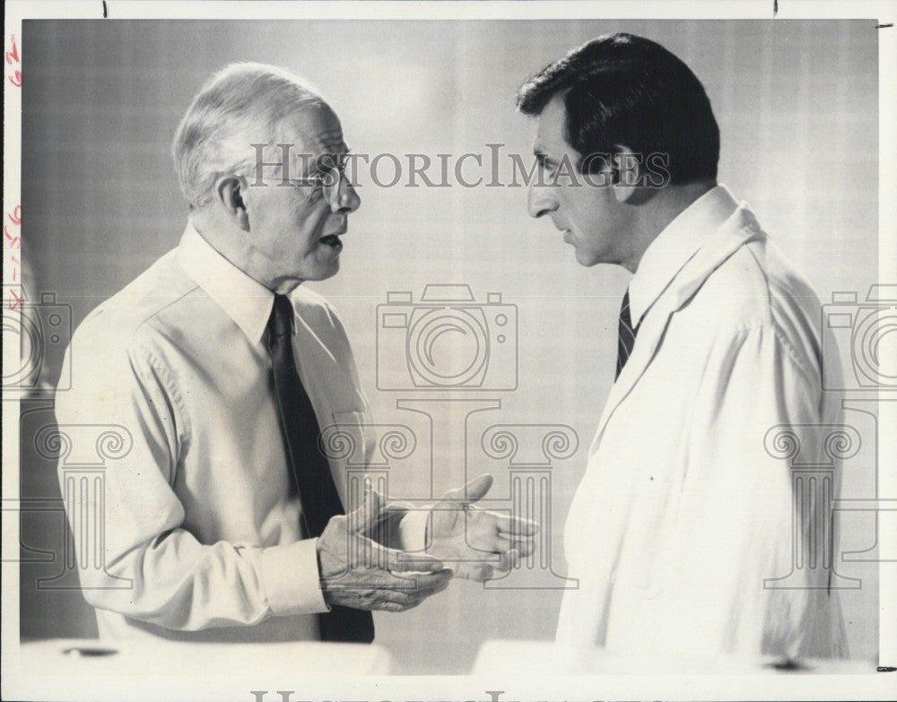 1984 Press Photo Harry Morgan and Jamie Farr &quot;AfterMASH&quot; - Historic Images