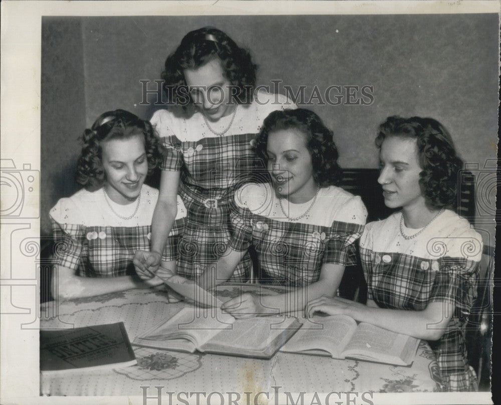 1947 Press Photo Morlok Quadruplets: Wilma, Edna, Sarah, Helen - Historic Images