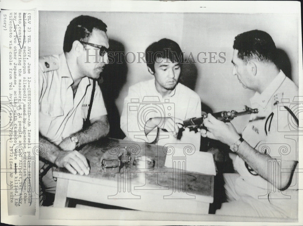 1972 Press Photo Israeli police question Japanese terrorist K Okamoto - Historic Images